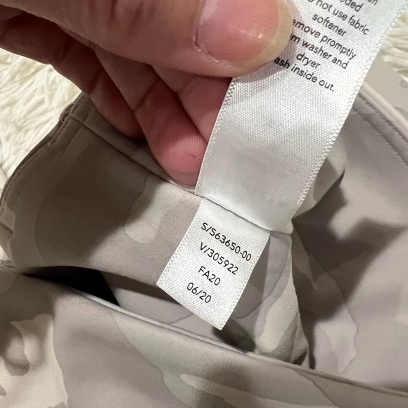 Athleta Elation Camo 7/8 Legging - Size XS - Picture 9 of 9